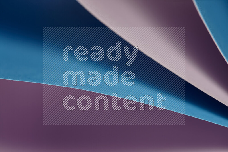 فن تجريدي يعرض المنحنيات المرتبة للأوراق باللون الارجواني والأزرق