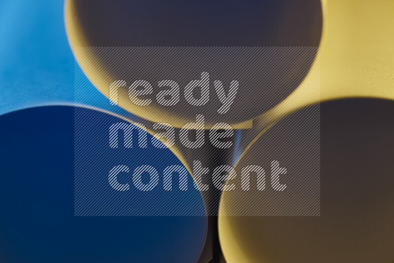 الصورة تعرض فن ورقي تجريدي بأشكال دائرية بدرجات متنوعة من اللون الأزرق والدرجات الدافئة