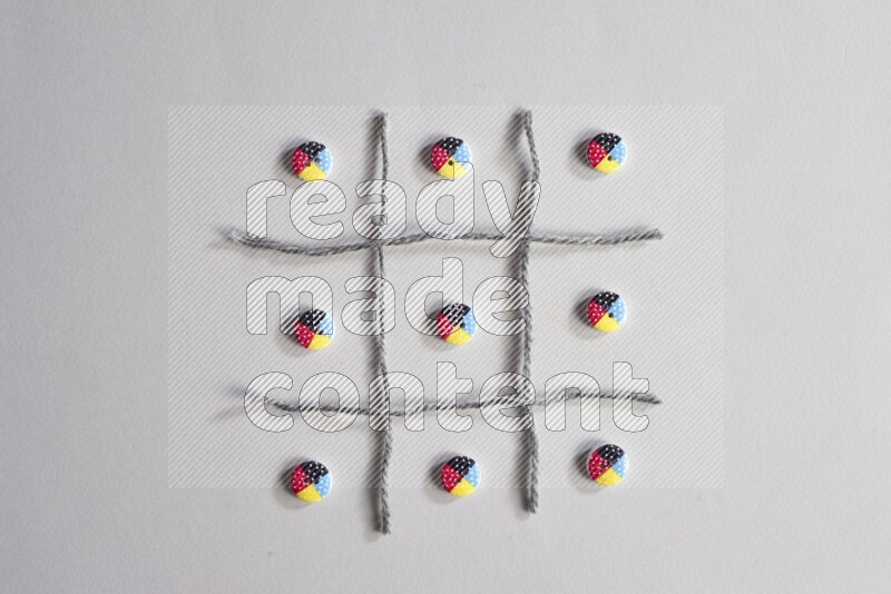 أزرار متعددة اﻷلوان موضوعة علي خلفية رمادية