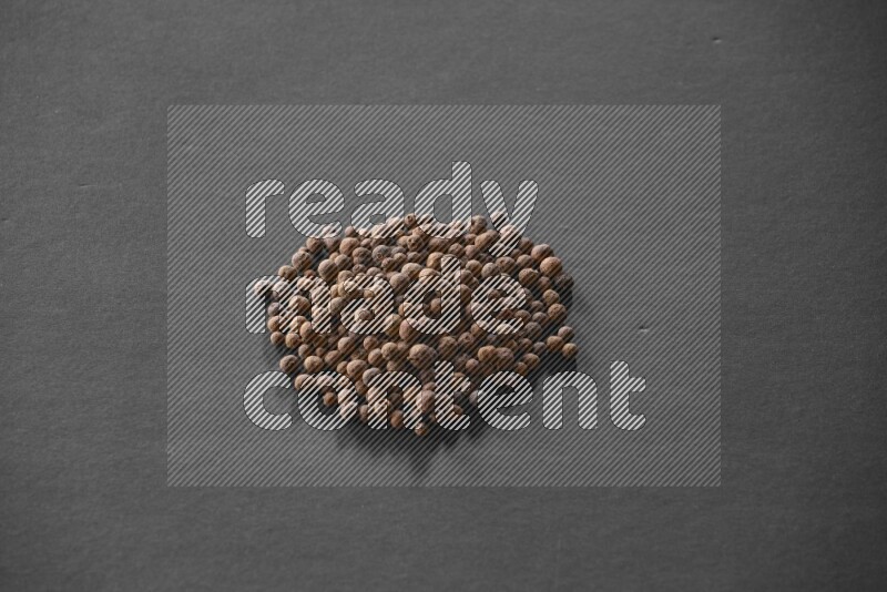 حبات الفلفل الحلو علي خلفية سوداء