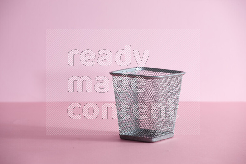 أقلام ومستلزمات مدرسية مختلفة أخري في حامل أقلام معدني على خلفية وردية