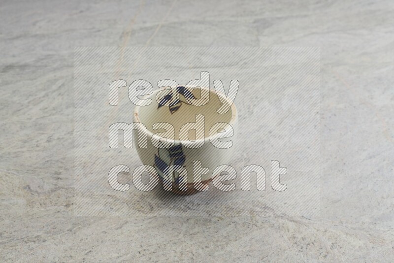 وعاء فخاري متعدد الألوان على خلفية من الرخام الرمادي