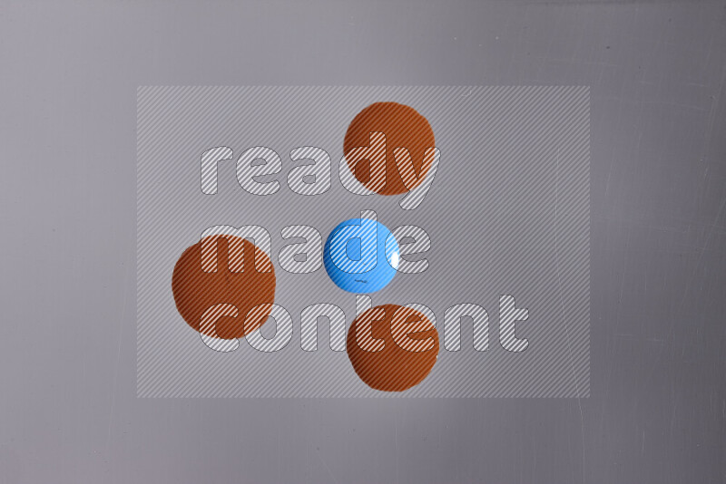 لقطات مقربة لقطرات من اللون البرتقالي والأزرق على الخلفية