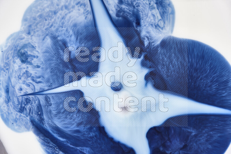 لقطة مقربة لأنماط دوامية باللون الأزرق والأبيض
