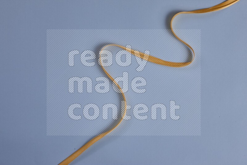 مجموعة من أدوات الخياطة والتفصيل صفراء اللون على خلفية زرقاء