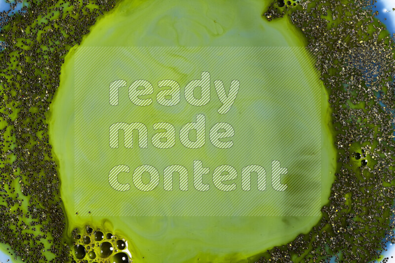 لقطة مقربة لبريق ذهبي متلألئ منتشر على خلفية من اللون الأزرق والأخضر في حركات دائرية