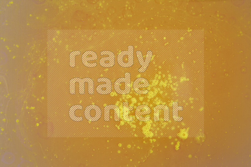 تلتقط الصورة تناثرا للطلاء الأصفر علي خلفية بيضاء