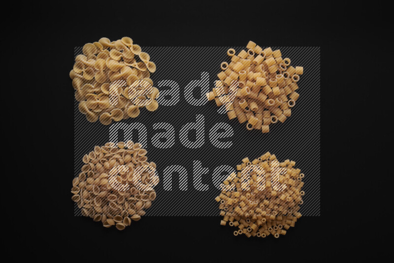 أنواع مختلفة من المعكرونة علي خلفية سوداء