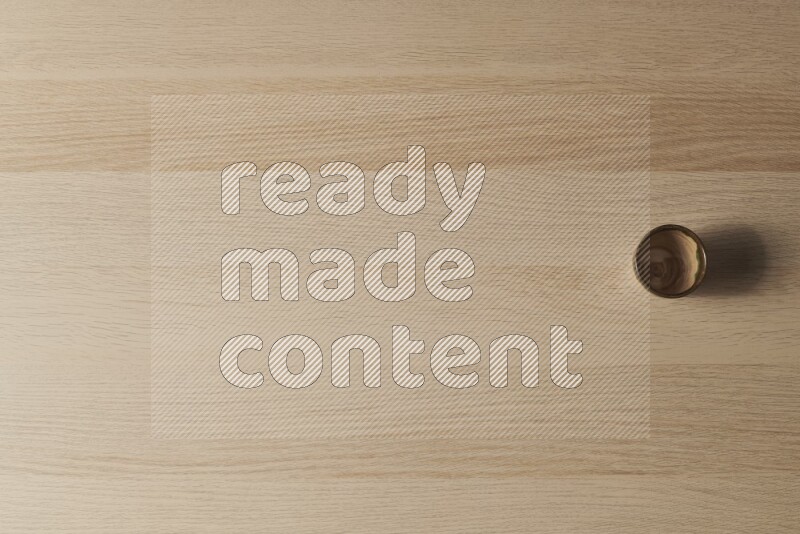 كأس فخاري على خلفية خشبية فاتحة