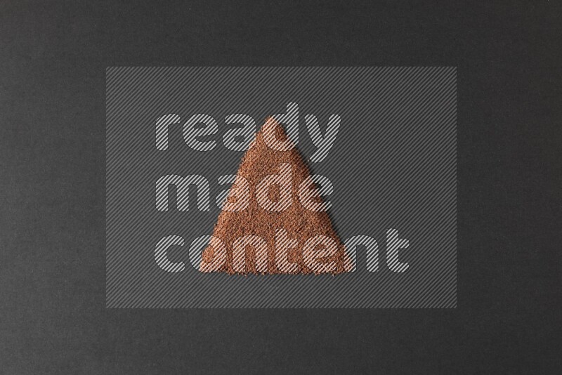 بذور حب الرشاد علي شكل مثلث علي خلفية سوداء