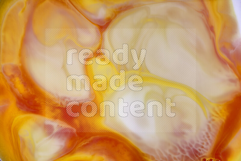 لقطة مقربة لأنماط دوامية باللون البرتقالي والأحمر والأبيض