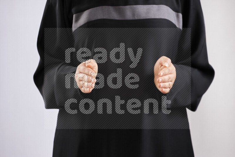 امرأة تشير بيديها بلغة الإشارات المختلفة