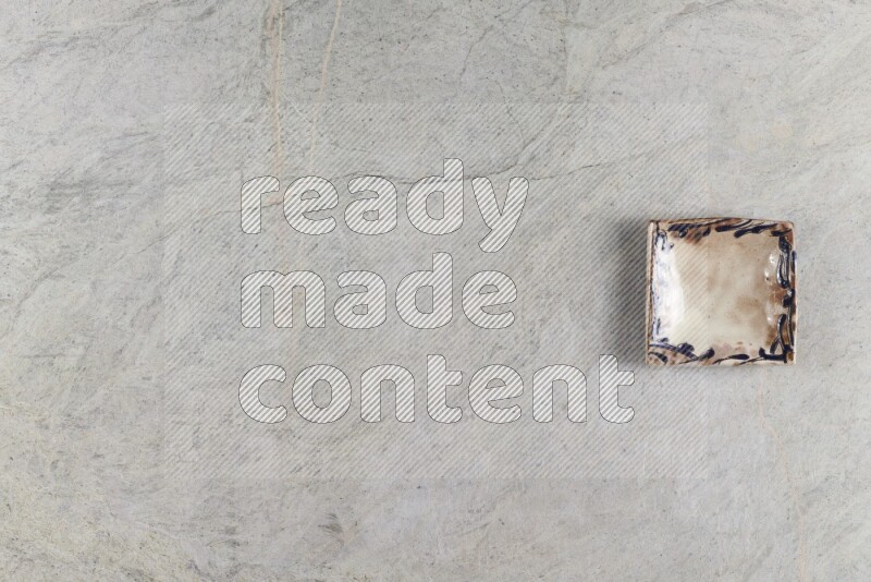 صحن فخاري مزخرف على خلفية من الرخام الرمادي