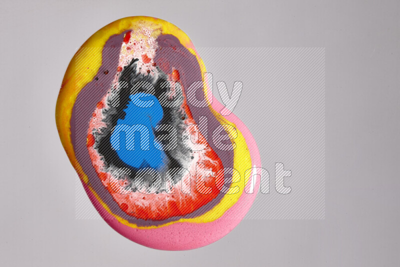 لقطات مقربة لألوان متنوعة تمتزج على خلفية رمادية