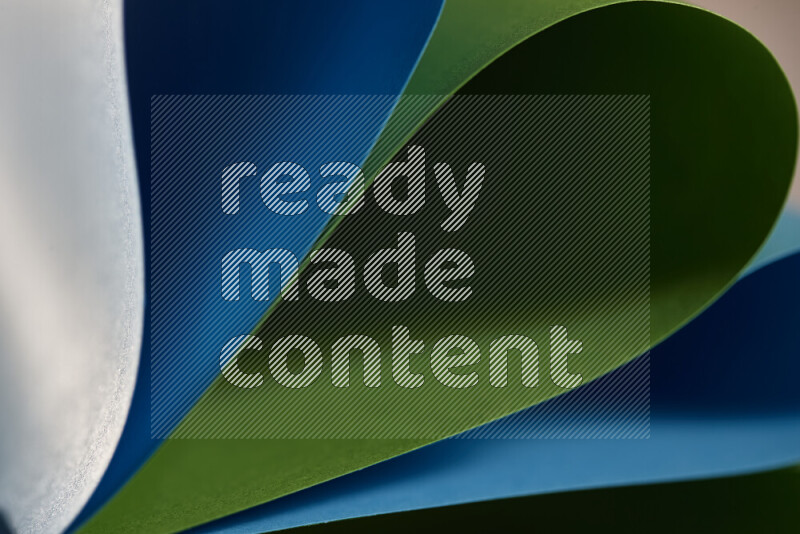 فن تجريدي يعرض المنحنيات المرتبة للأوراق باللون الأزرق والأخضر