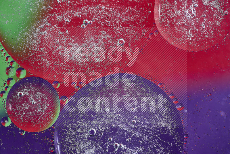 لقطات مقربة لفقاعات من الزيت على سطح الماء باللون الأرجواني والأخضر والأحمر