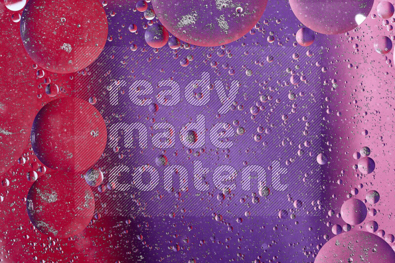 لقطات مقربة لفقاعات من الزيت على سطح الماء باللون الأحمر والأرجواني والوردي