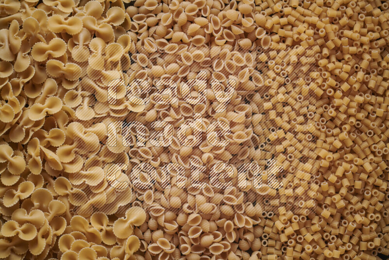 3 انواع معكرونة علي الخلفية كاملة