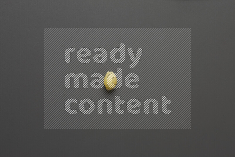 معكرونة ودعة علي خلفية رمادية