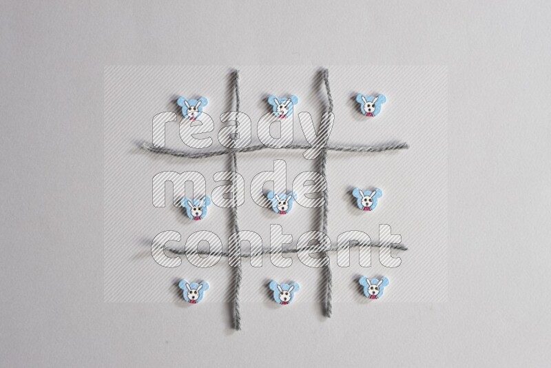 أزرار متعددة اﻷلوان موضوعة علي خلفية رمادية