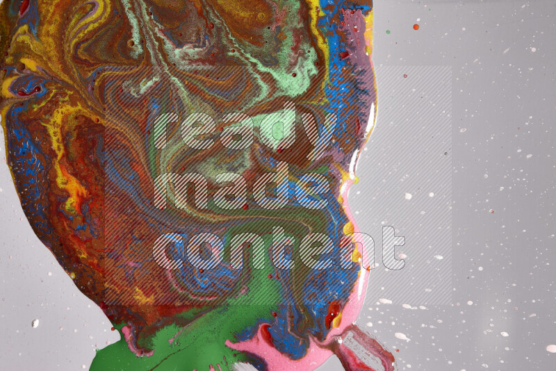 لقطات مقربة لألوان متنوعة تمتزج على خلفية رمادية