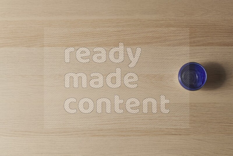 كأس فخاري على خلفية خشبية فاتحة