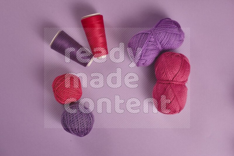 مجموعة من أدوات الخياطة والتفصيل زهرية وأرجوانية اللون على خلفية أرجوانية