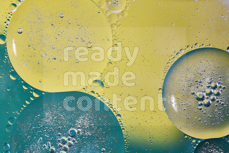 لقطات مقربة لفقاعات من الزيت على سطح الماء باللون الأخضر والأصفر