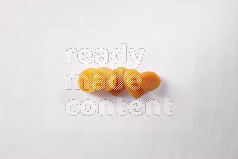 مشمش مجفف على خلفية بيضاء