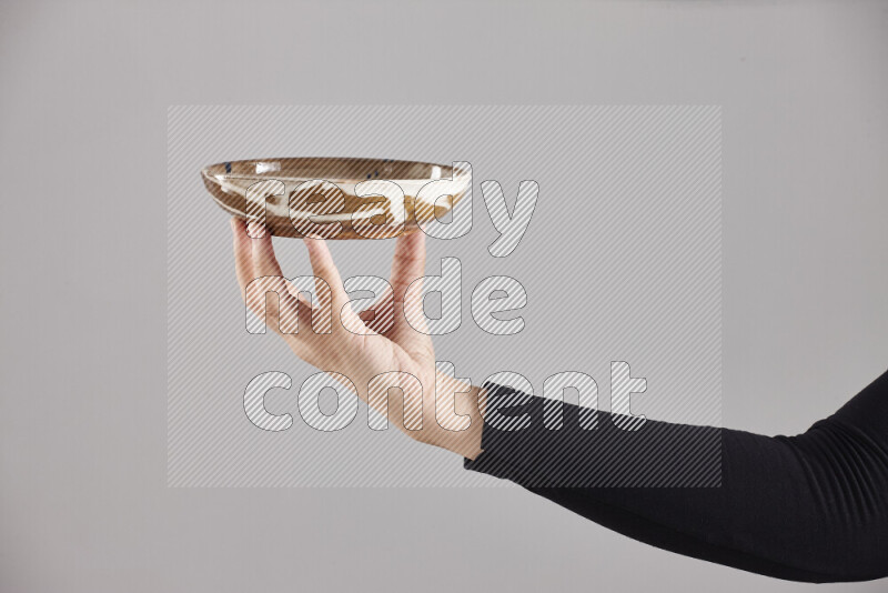 امرأة ترتدي عباءة سوداء تحمل أدوات فخارية مختلفة في أوضاع متعددة