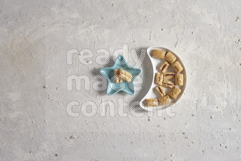 حلويات شرقية في صحن فخاري