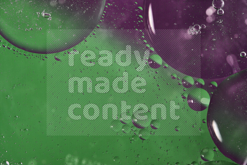 لقطات مقربة لفقاعات من الزيت على سطح الماء باللون الأخضر والأرجواني