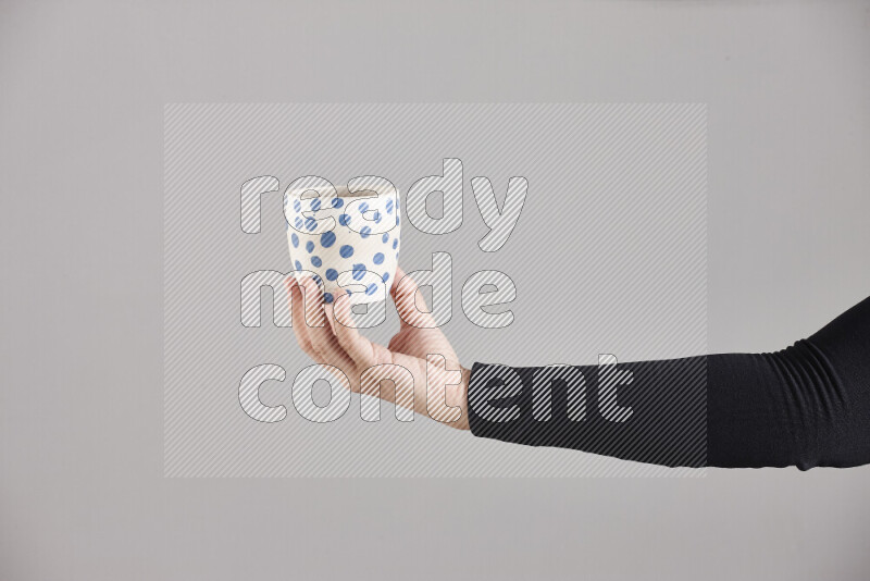 امرأة ترتدي عباءة سوداء تحمل أدوات فخارية مختلفة في أوضاع متعددة