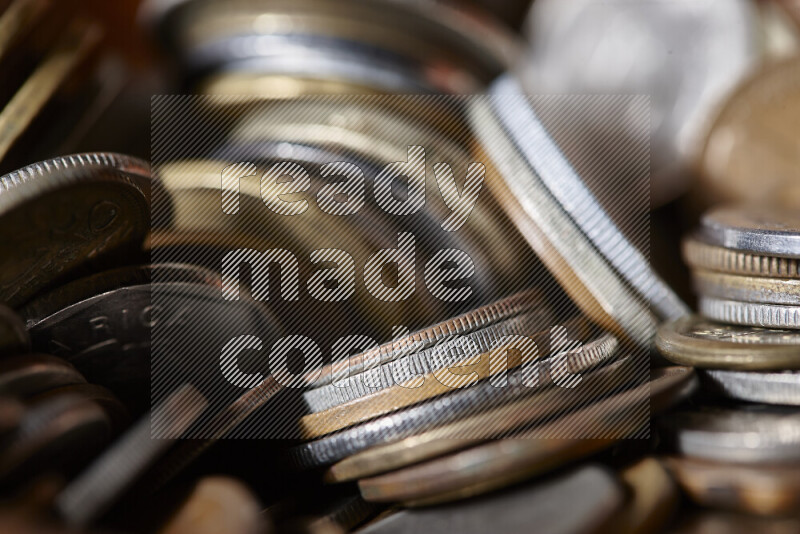 لقطات مقربة لعملات معدنية قديمة عشوائية على خلفية سوداء