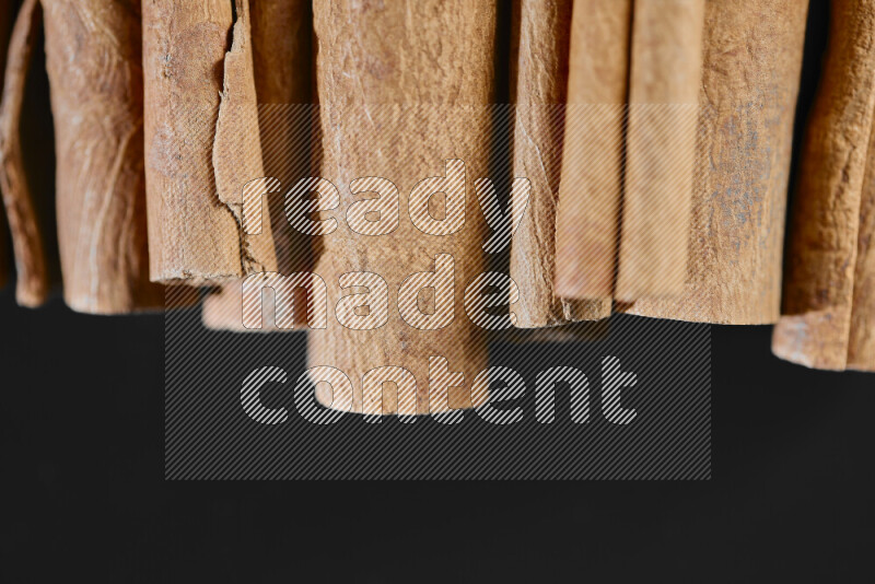 أعواد القرفة على خلفية سوداء