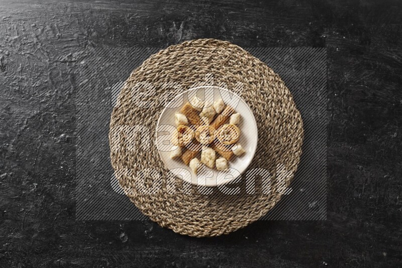 حلويات شرقية في أطباق فخارية علي خلفية سوداء خشبية