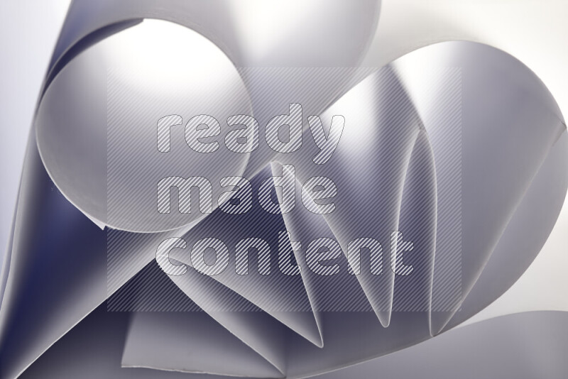 عرض فني لطيات الورق تخلق مزيج من الأشكال الهندسية، مضاءة بإضاءة ناعمة بدرجات اللون الرمادي