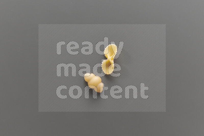 معكرونة قواقع مع أنواع أخري من المعكرونة علي خلفية رمادية