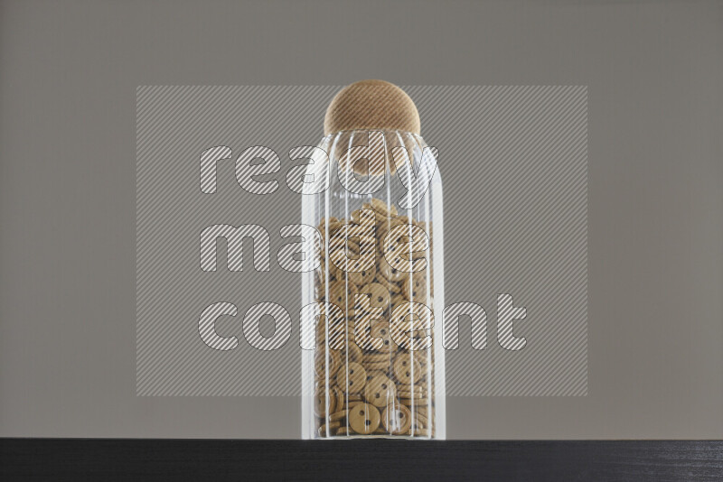 أزرار متنوعة في وعاء زجاجي علي خلفية سوداء