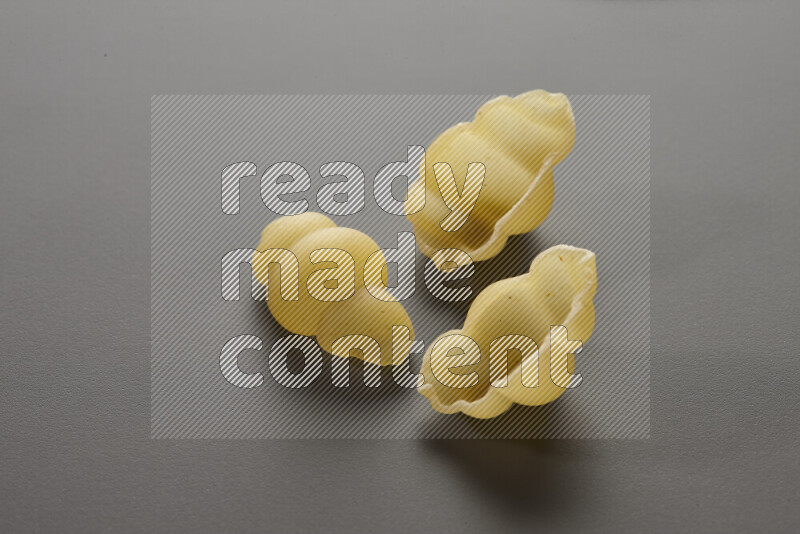 معكرونة قواقع علي خلفية رمادية