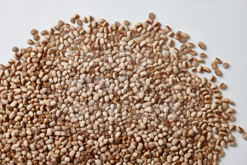 حبوب اللوبياء علي خلفية بيضاء