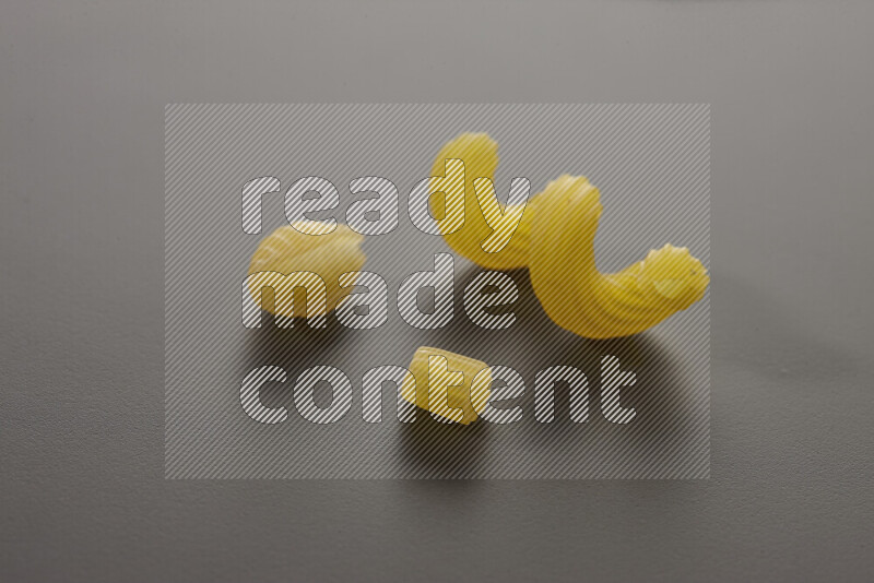 أنواع مختلفة من المعكرونة علي خلفية رمادية