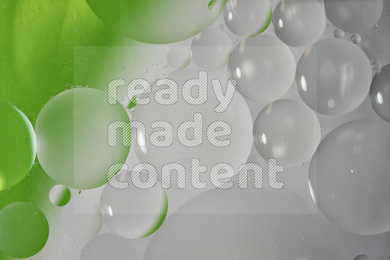 لقطات مقربة لفقاعات من الزيت على سطح الماء باللون الأبيض والأخضر