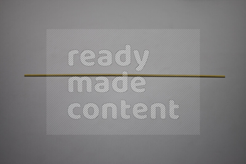 معكرونة إسباجيتي علي خلفية رمادية