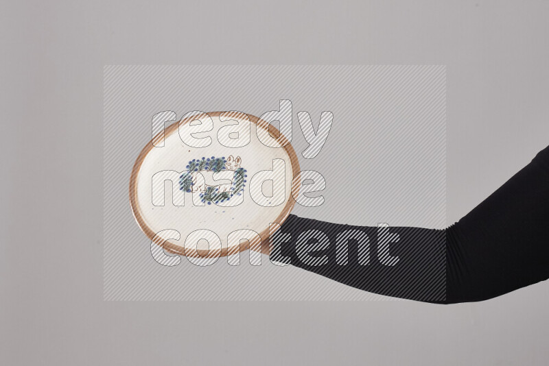 امرأة ترتدي عباءة سوداء تحمل أدوات فخارية مختلفة في أوضاع متعددة