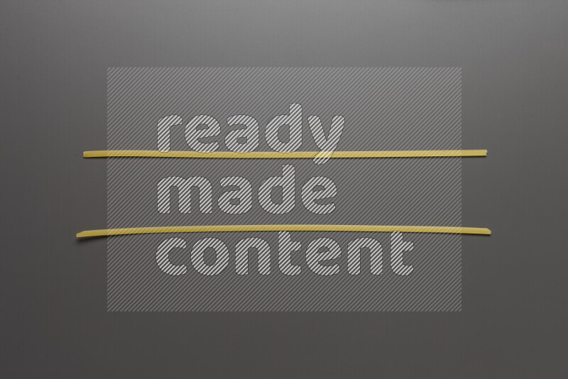 معكرونة شرايط علي خلفية رمادية