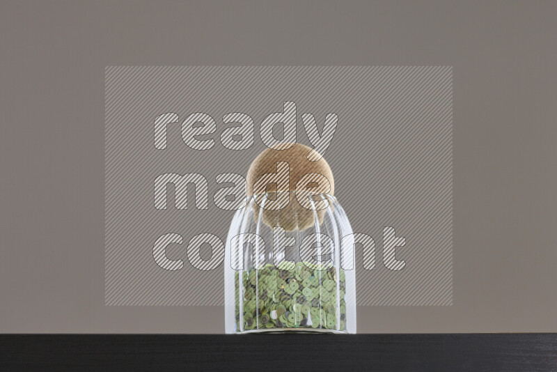 ترتر ملون في وعاء زجاجي علي خلفية سوداء