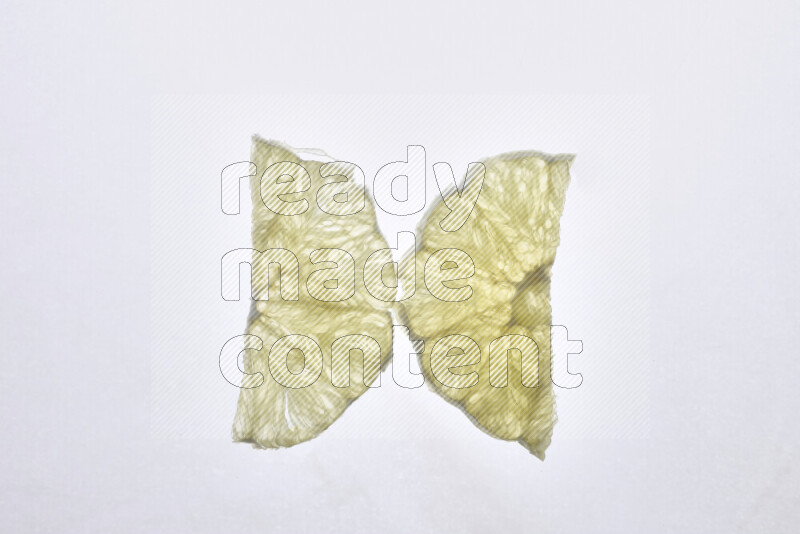 شرائح من البرتقال علي خلفية بيضاء مضيئة