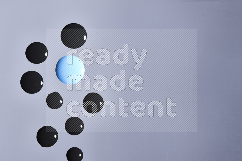 لقطات مقربة لقطرات من اللون الأزرق و الأسود على الخلفية