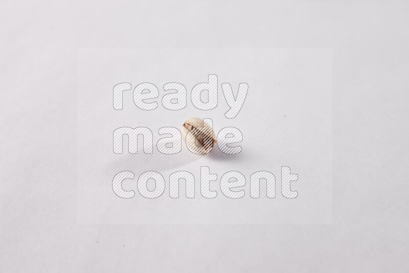 فستق على خلفية بيضاء